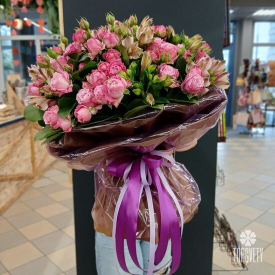 Букет из кустовой розы и альстромерии