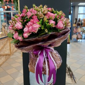 Букет из кустовой розы и альстромерии