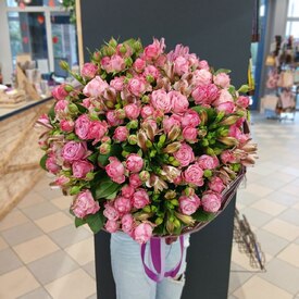 Букет из кустовой розы и альстромерии