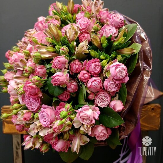 Букет из кустовой розы и альстромерии