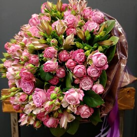 Букет из кустовой розы и альстромерии