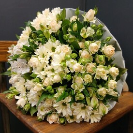 Букет из кустовой розы, альстромерий и хризантем