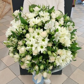 Букет из кустовой розы, альстромерий и хризантем