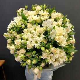 Букет из кустовой розы, альстромерий и хризантем