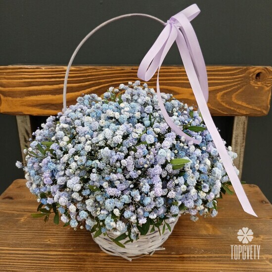 Композиция из голубой гипсофилы в корзинке 