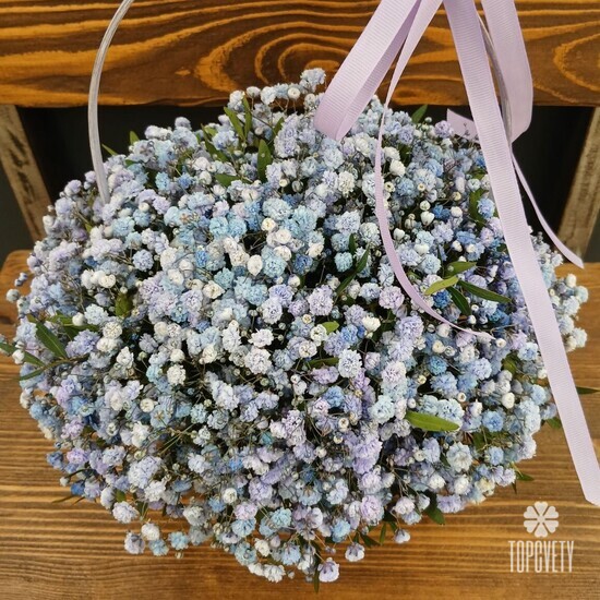 Композиция из голубой гипсофилы в корзинке 