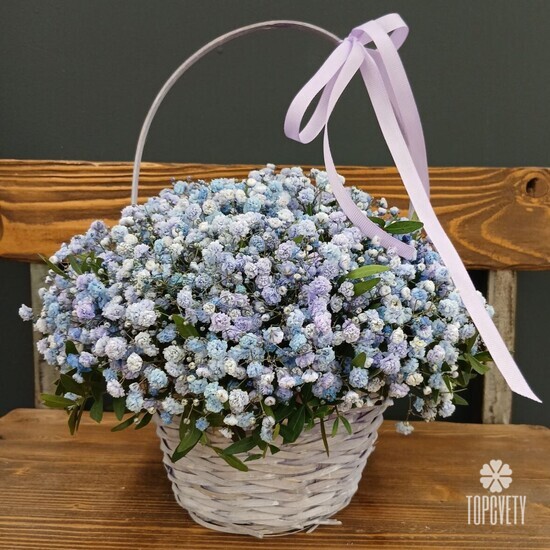 Композиция из голубой гипсофилы в корзинке 