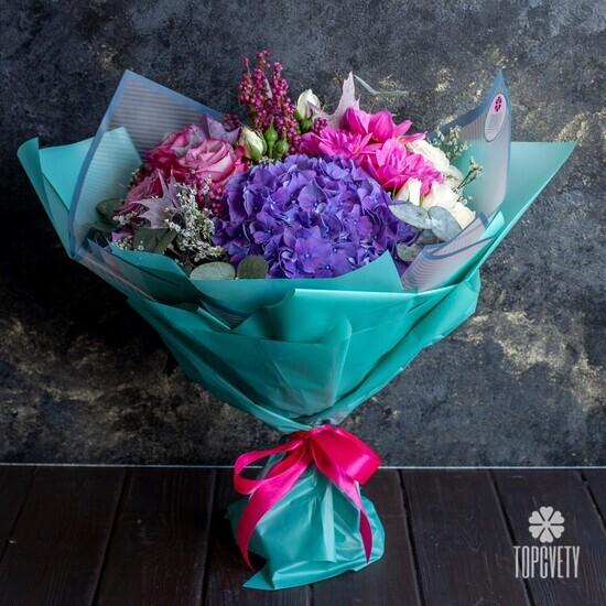 Букет из гортензий, роз и георгин 