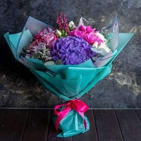 Букет из гортензий, роз и георгин 