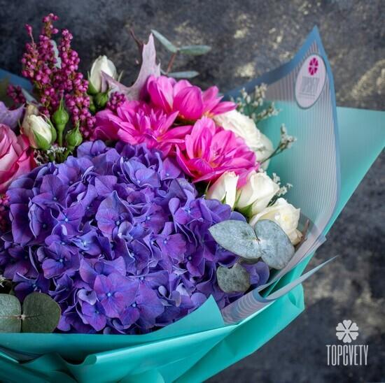 Букет из гортензий, роз и георгин 