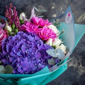 Букет из гортензий, роз и георгин 