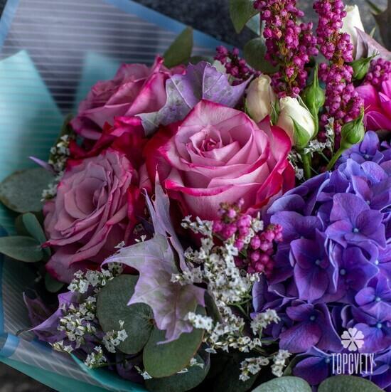 Букет из гортензий, роз и георгин 
