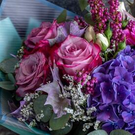Букет из гортензий, роз и георгин 