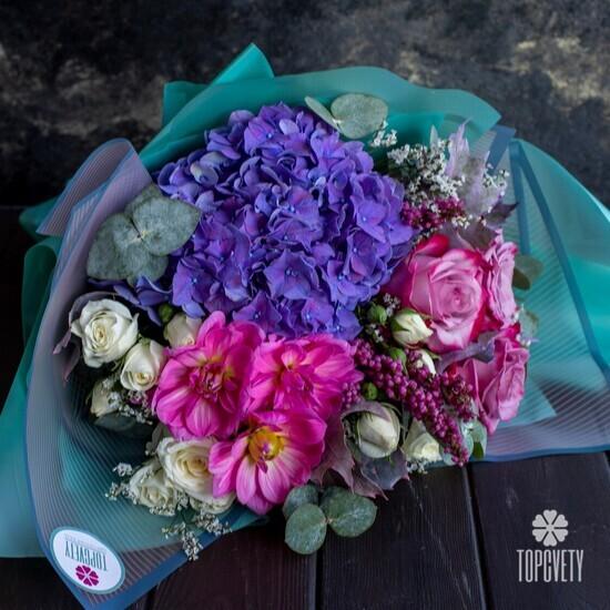 Букет из гортензий, роз и георгин 