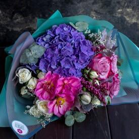 Букет из гортензий, роз и георгин 