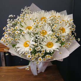 Букет из 9 Ромашек, танацетума и гипсофилы