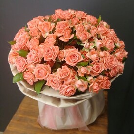 Букет из 31 кустовой розы 50см