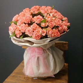 Букет из 31 кустовой розы 50см