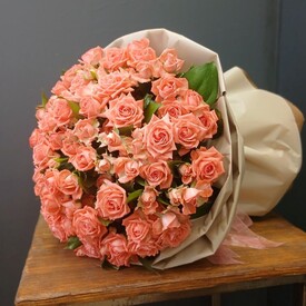 Букет из 31 кустовой розы 50см