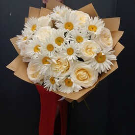 Букет из Ромашек и ароматной розы
