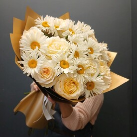 Букет из Ромашек и ароматной розы