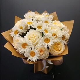 Букет из Ромашек и ароматной розы