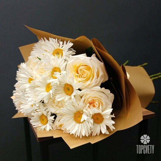 Букет из Ромашек и ароматной розы