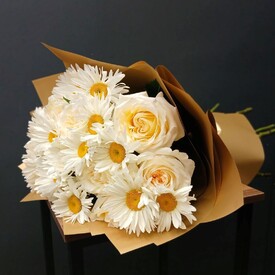 Букет из Ромашек и ароматной розы