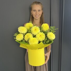 Композиция из 9 георгин в шляпной коробке