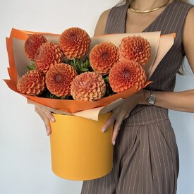 Букет из 9 оранжевых георгин в коробке