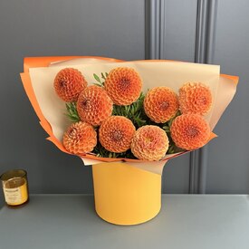 Композиция из 9 оранжевых георгин в коробке