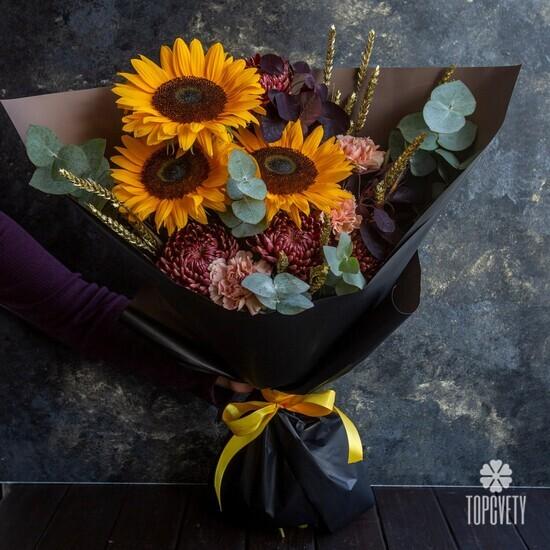 Букет из хризантем и подсолнухов