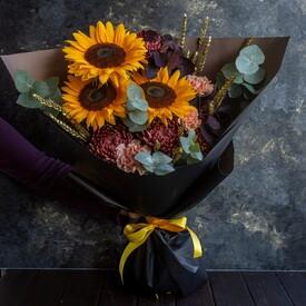 Букет из хризантем и подсолнухов