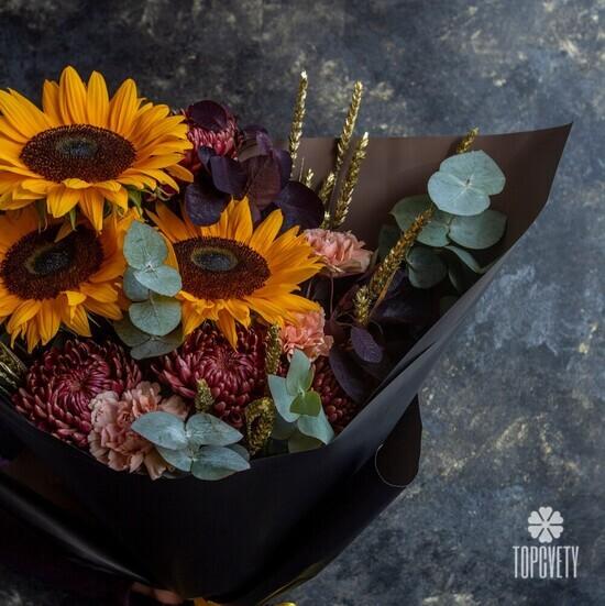 Букет из хризантем и подсолнухов