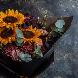 Букет из хризантем и подсолнухов