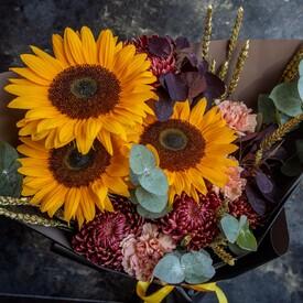 Букет из хризантем и подсолнухов