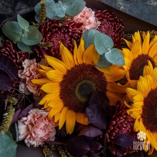 Букет из хризантем и подсолнухов