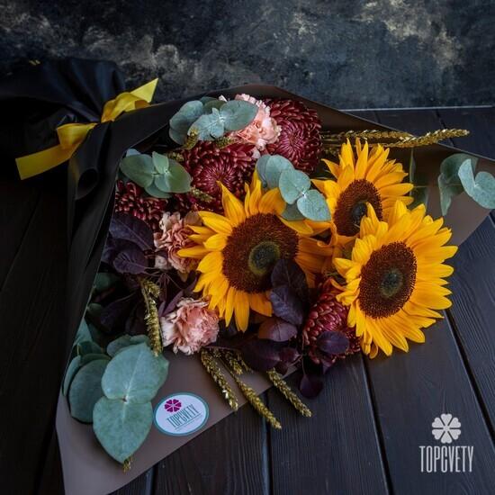 Букет из хризантем и подсолнухов