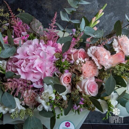 Букет из гладиолусов, роз, гортензий и гвоздик 