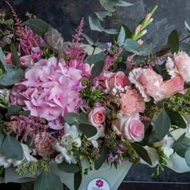 Букет из гладиолусов, роз, гортензий и гвоздик 