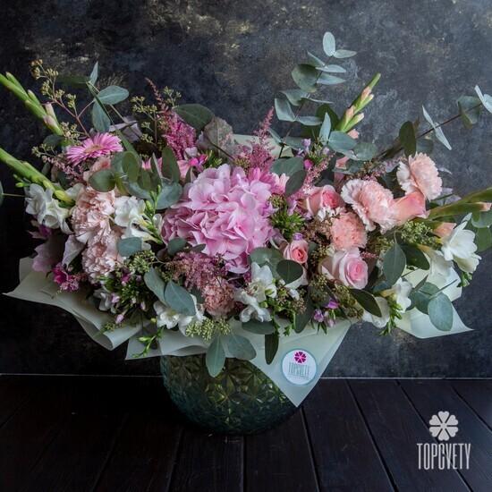 Букет из гладиолусов, роз, гортензий и гвоздик 