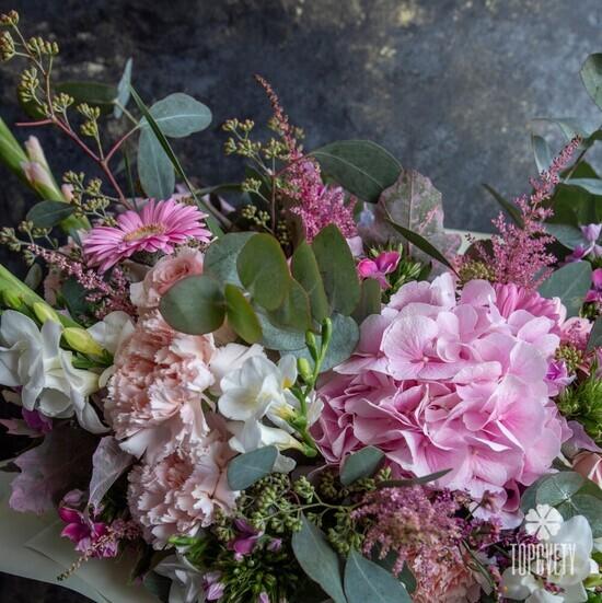 Букет из гладиолусов, роз, гортензий и гвоздик 