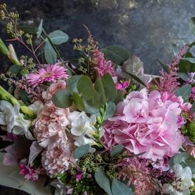 Букет из гладиолусов, роз, гортензий и гвоздик 