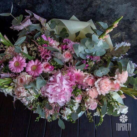 Букет из гладиолусов, роз, гортензий и гвоздик 