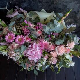 Букет из гладиолусов, роз, гортензий и гвоздик 