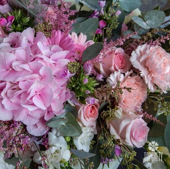 Букет из гладиолусов, роз, гортензий и гвоздик 