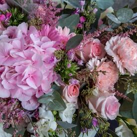 Букет из гладиолусов, роз, гортензий и гвоздик 