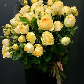 Букет из 15 кустовых пионовидных роз 50см