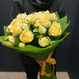 Букет из 15 кустовых пионовидных роз 50см