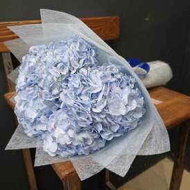 Букет из 5 голубых гортензий 